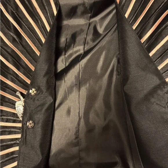 Elegant Black and White Women's Dress Suit - Picture 9 of 16